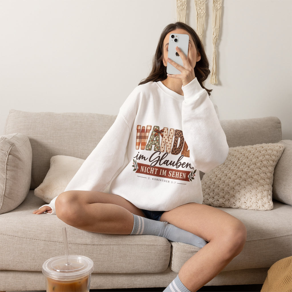 Crewneck Sweatshirt - "Wandle im Glauben, nicht im Sehen" German Faith Graphic